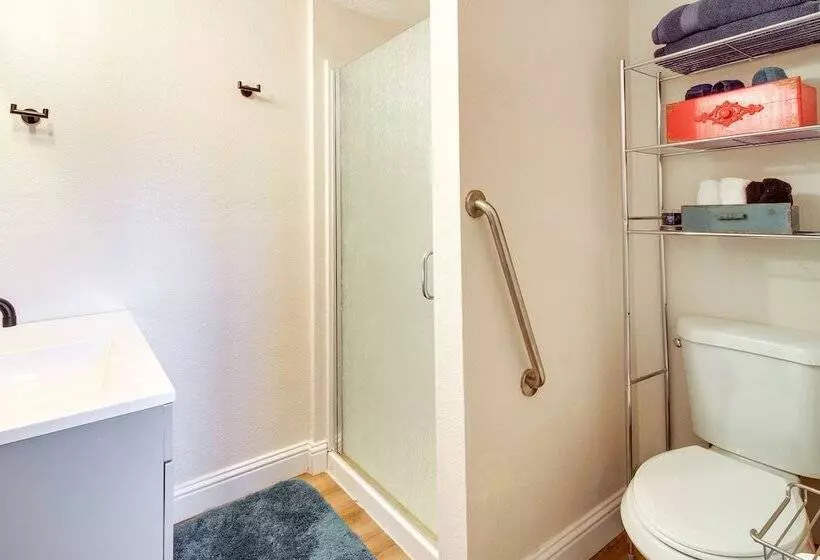 On Site Creek & Fishing: Cozy Coos Bay Retreat!