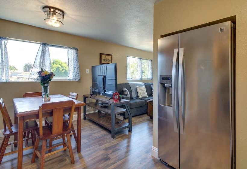 On Site Creek & Fishing: Cozy Coos Bay Retreat!