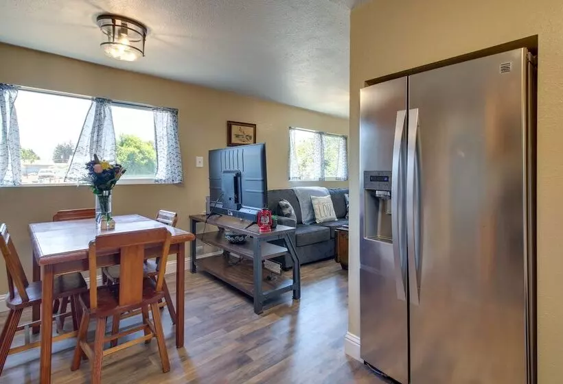 On Site Creek & Fishing: Cozy Coos Bay Retreat!