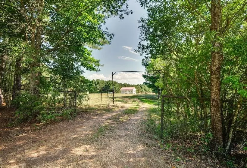 Cozy Summit Cabin W/ Hiking Trails & Fishing Pond!