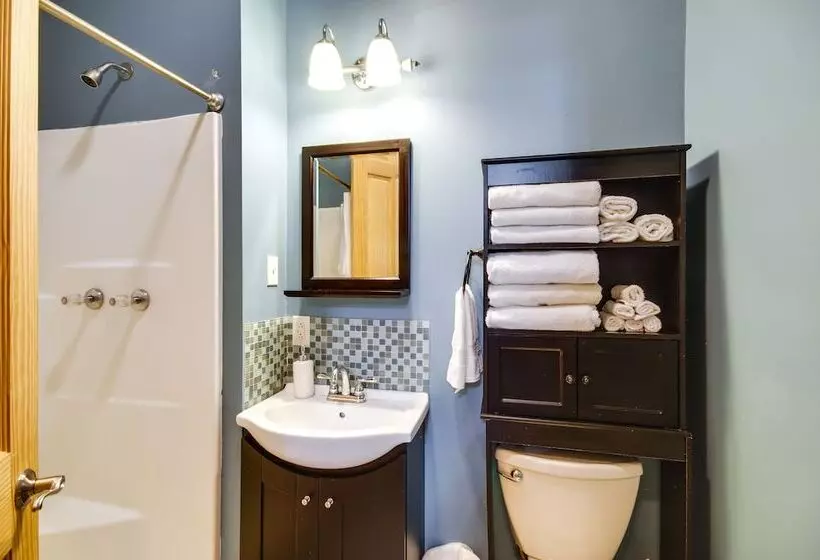 Cozy Summit Cabin W/ Hiking Trails & Fishing Pond!