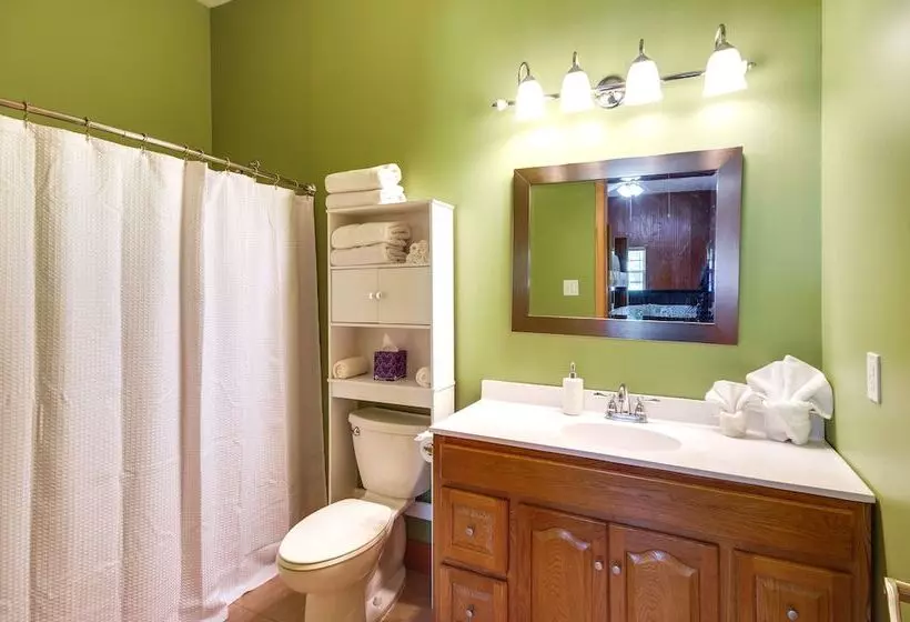 Cozy Summit Cabin W/ Hiking Trails & Fishing Pond!