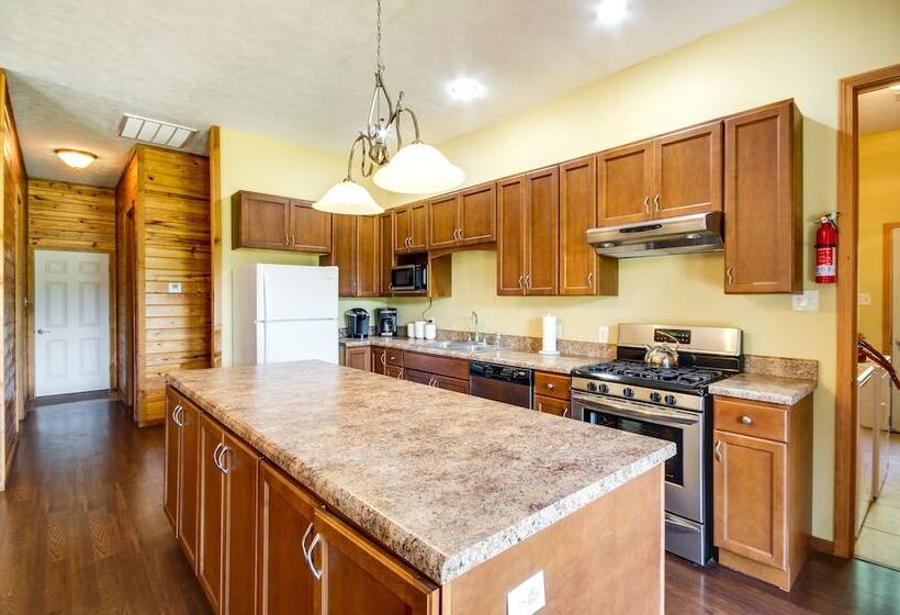 Cozy Summit Cabin W/ Hiking Trails & Fishing Pond!