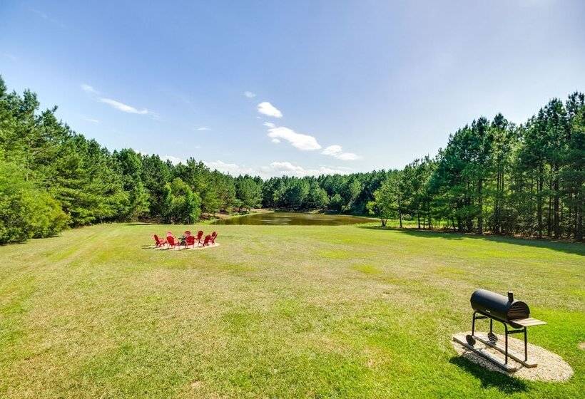 Cozy Summit Cabin W/ Hiking Trails & Fishing Pond!