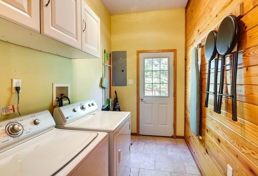 Cozy Summit Cabin W/ Hiking Trails & Fishing Pond!