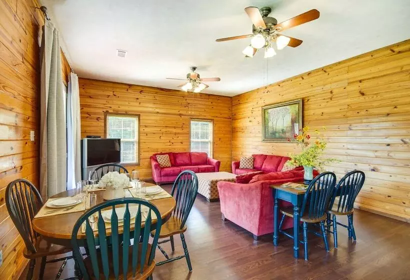 Cozy Summit Cabin W/ Hiking Trails & Fishing Pond!
