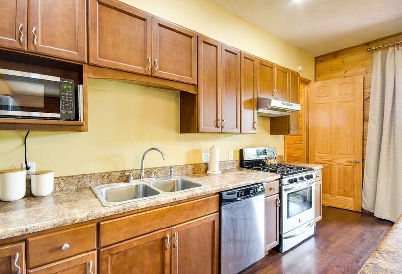 Cozy Summit Cabin W/ Hiking Trails & Fishing Pond!