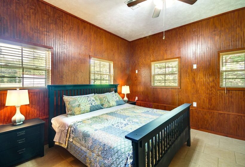 Cozy Summit Cabin W/ Hiking Trails & Fishing Pond!