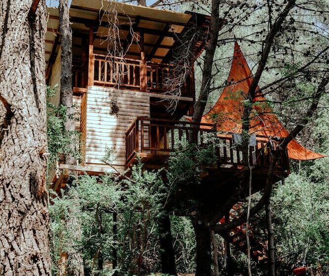 فندق Treehouses Ljubač Glamping Robinson