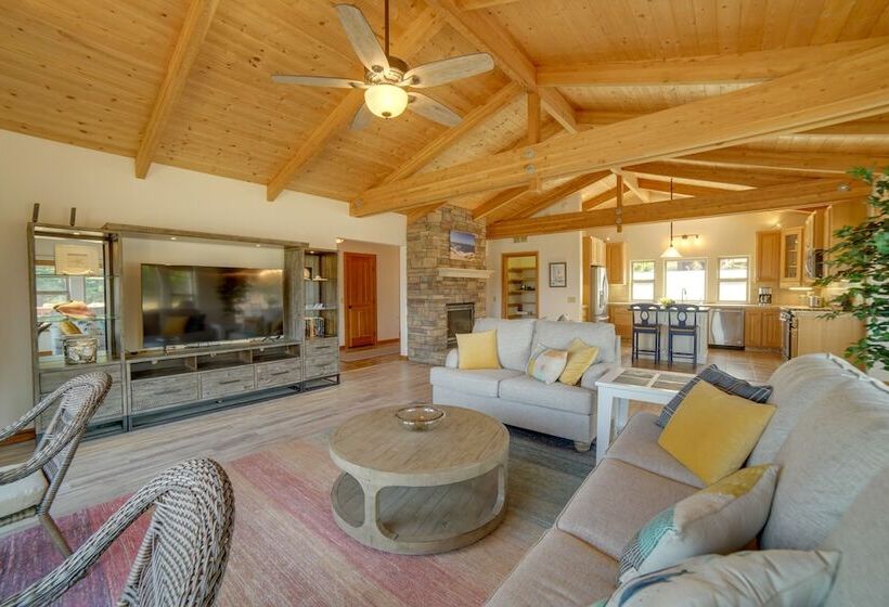 Inviting Manchester Home W/ Hot Tub Near Beach!