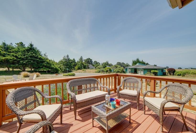 Inviting Manchester Home W/ Hot Tub Near Beach!