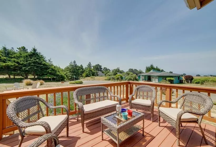 Inviting Manchester Home W/ Hot Tub Near Beach!