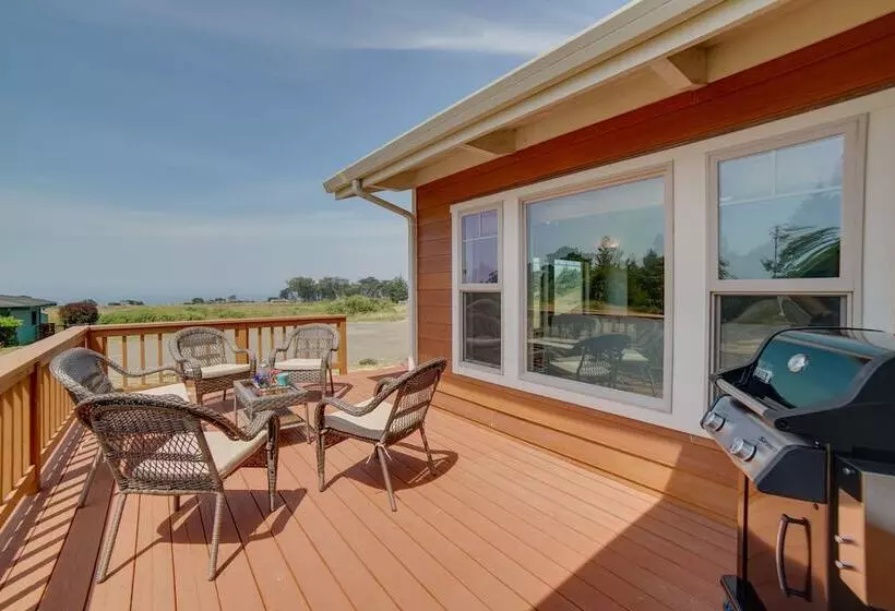 Inviting Manchester Home W/ Hot Tub Near Beach!