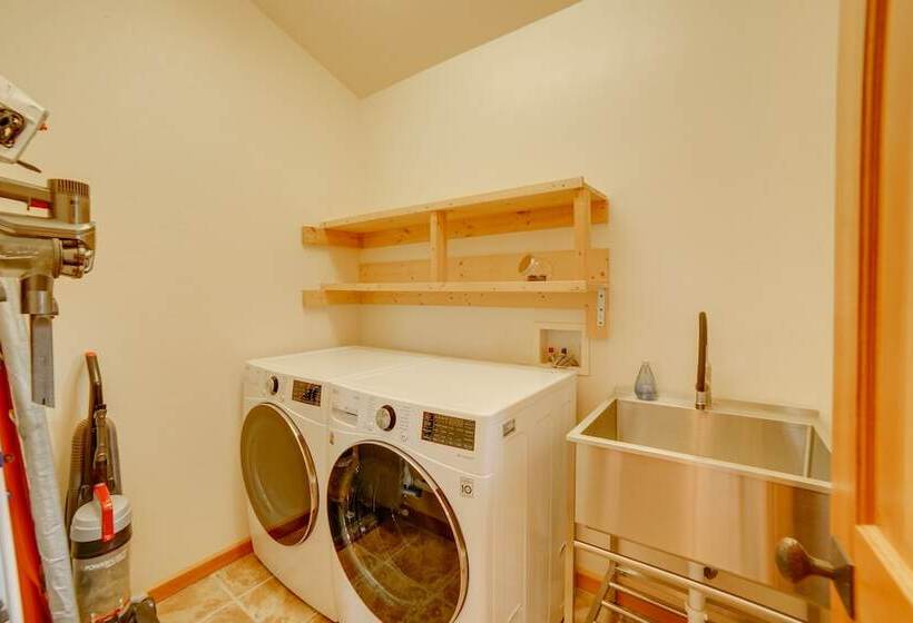 Inviting Manchester Home W/ Hot Tub Near Beach!