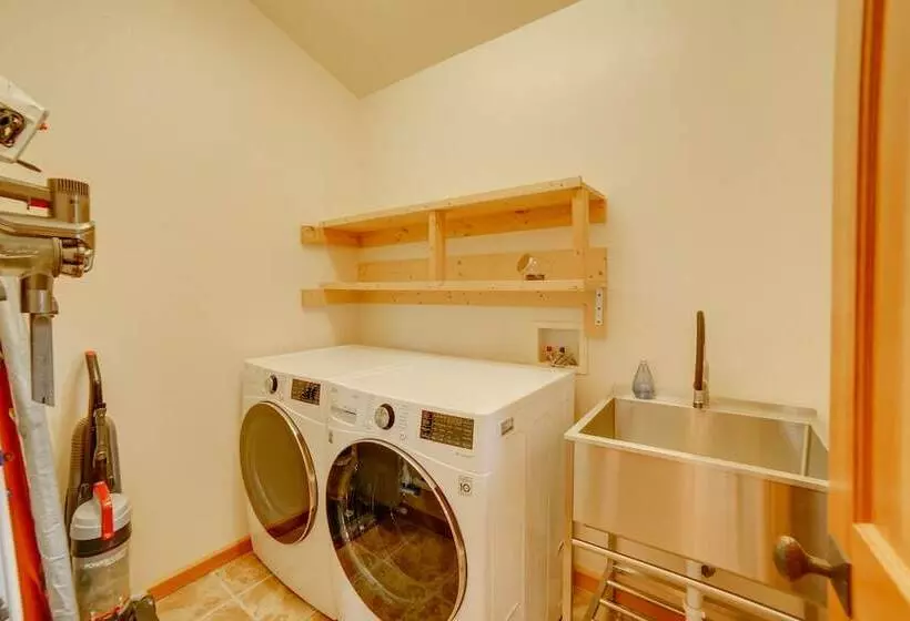 Inviting Manchester Home W/ Hot Tub Near Beach!