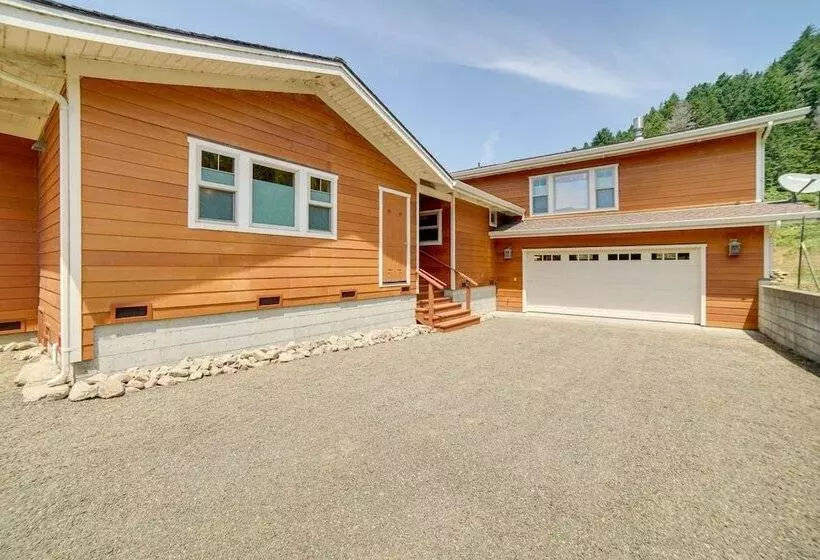 Inviting Manchester Home W/ Hot Tub Near Beach!