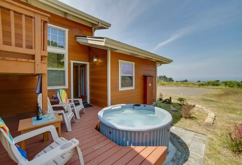 Inviting Manchester Home W/ Hot Tub Near Beach!