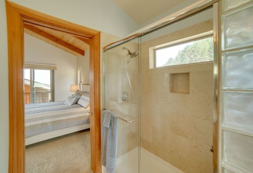 Inviting Manchester Home W/ Hot Tub Near Beach!