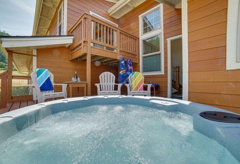 Inviting Manchester Home W/ Hot Tub Near Beach!