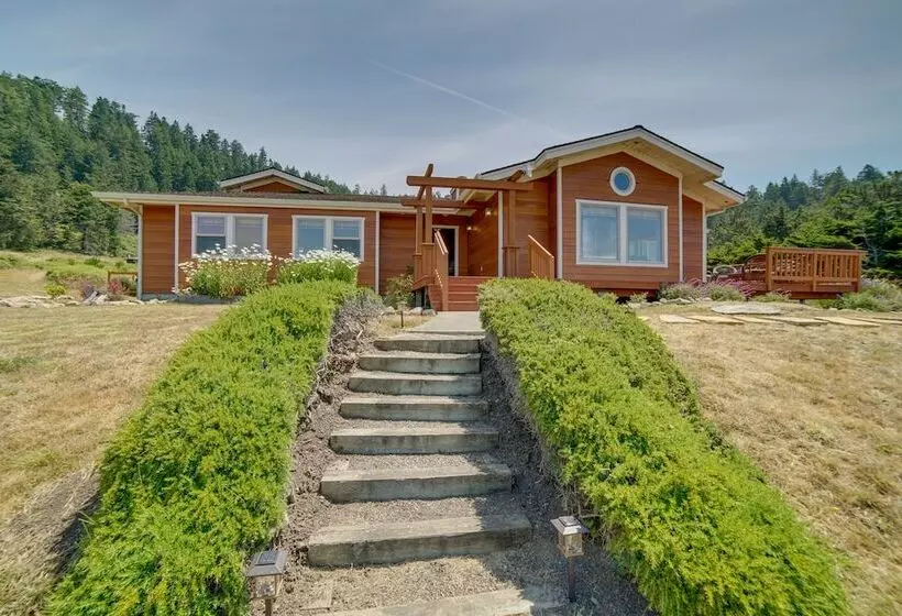 Inviting Manchester Home W/ Hot Tub Near Beach!