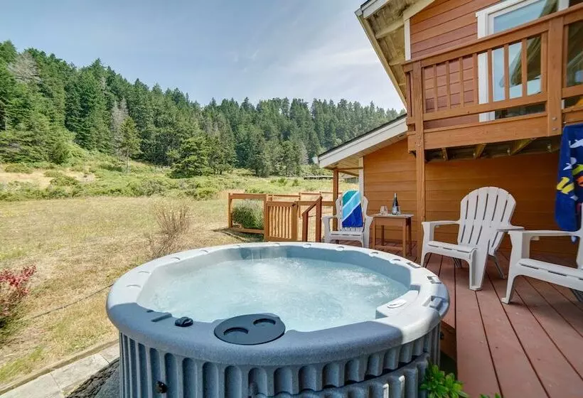 Inviting Manchester Home W/ Hot Tub Near Beach!