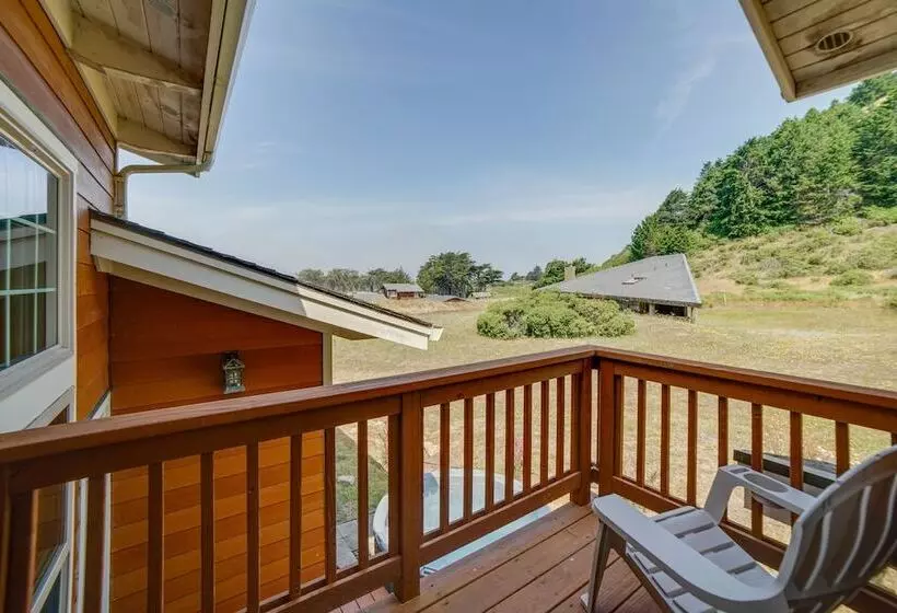 Inviting Manchester Home W/ Hot Tub Near Beach!