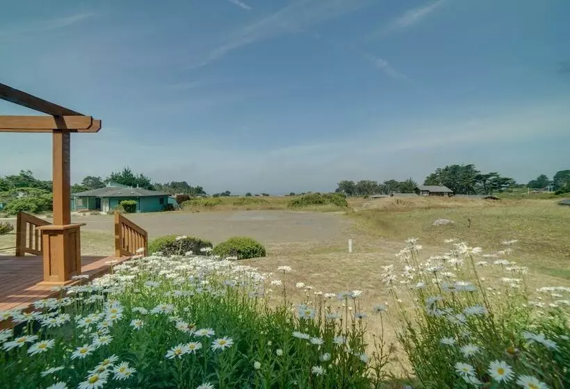 Inviting Manchester Home W/ Hot Tub Near Beach!