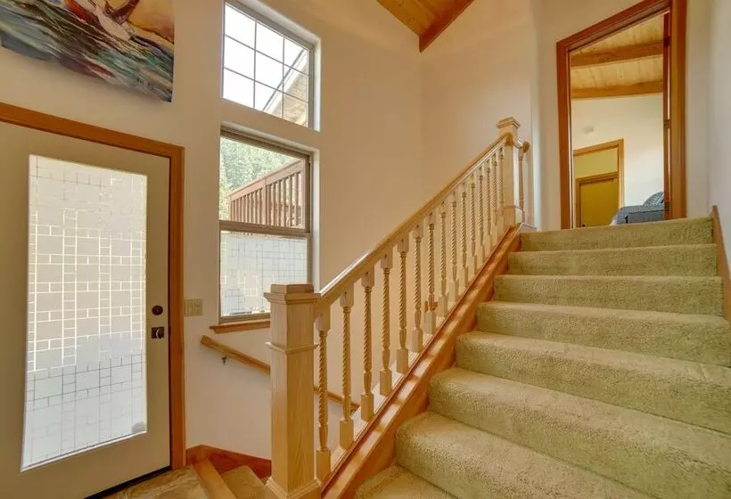 Inviting Manchester Home W/ Hot Tub Near Beach!