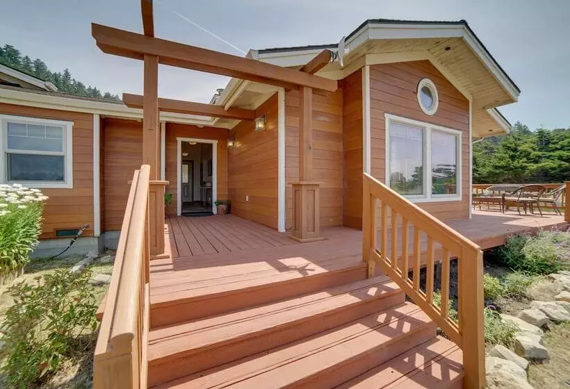 Inviting Manchester Home W/ Hot Tub Near Beach!