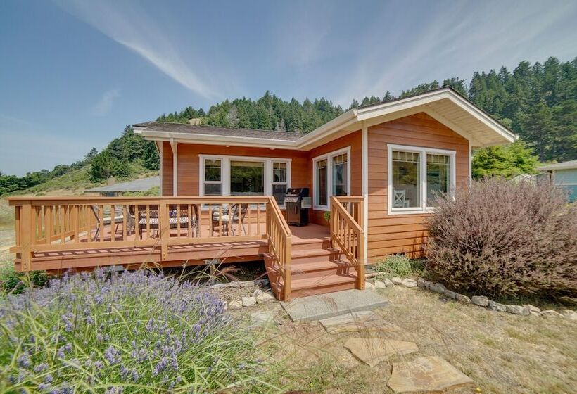 Inviting Manchester Home W/ Hot Tub Near Beach!