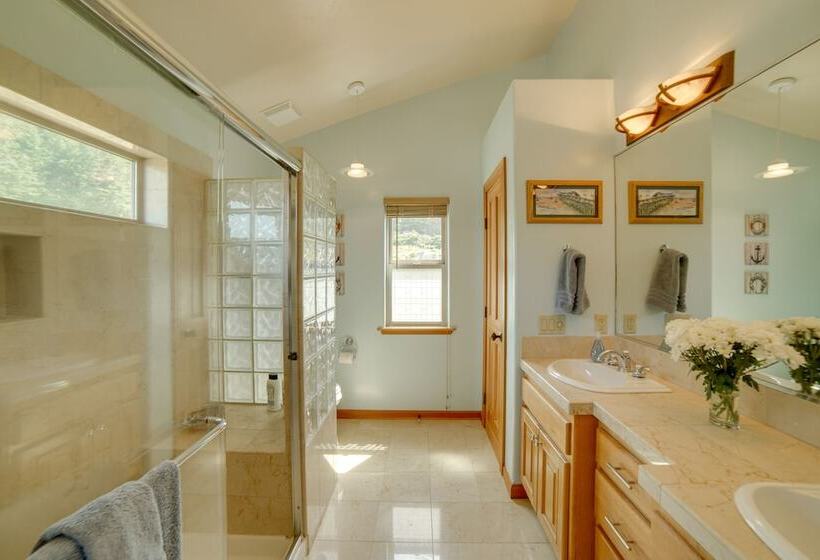 Inviting Manchester Home W/ Hot Tub Near Beach!