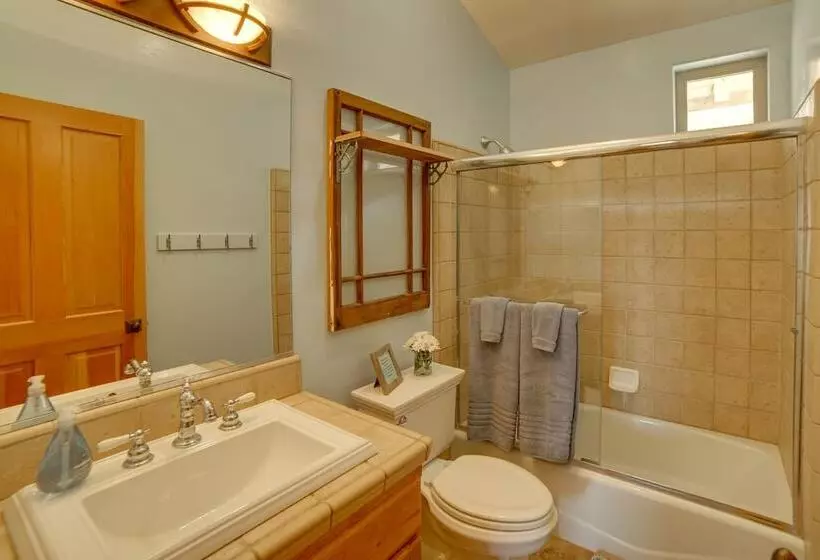 Inviting Manchester Home W/ Hot Tub Near Beach!