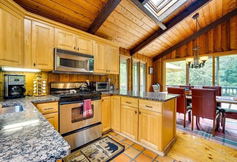 Jamaica Vacation Home W/ Deck: 8 Mi To Skiing!