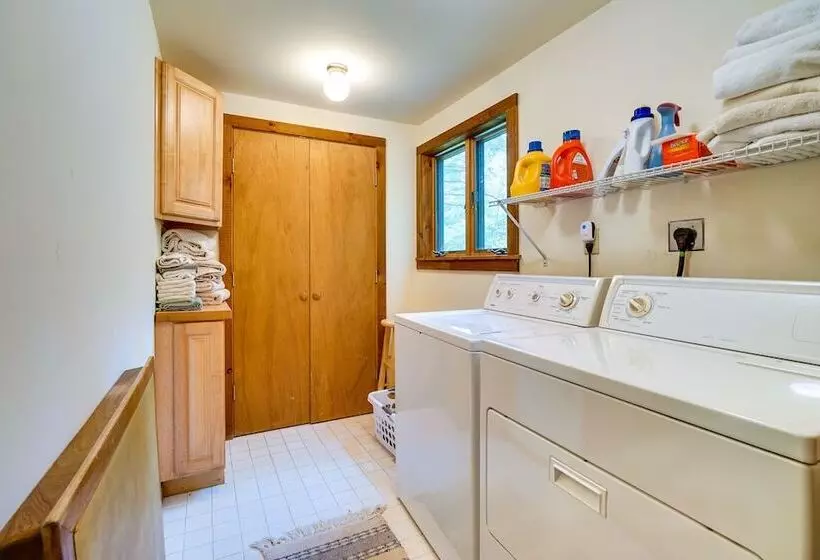 Jamaica Vacation Home W/ Deck: 8 Mi To Skiing!