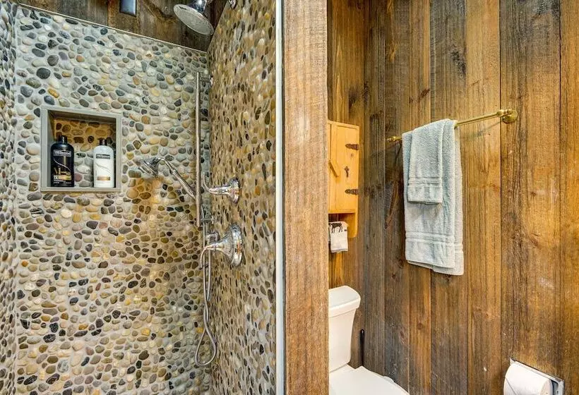 Jamaica Vacation Home W/ Deck: 8 Mi To Skiing!