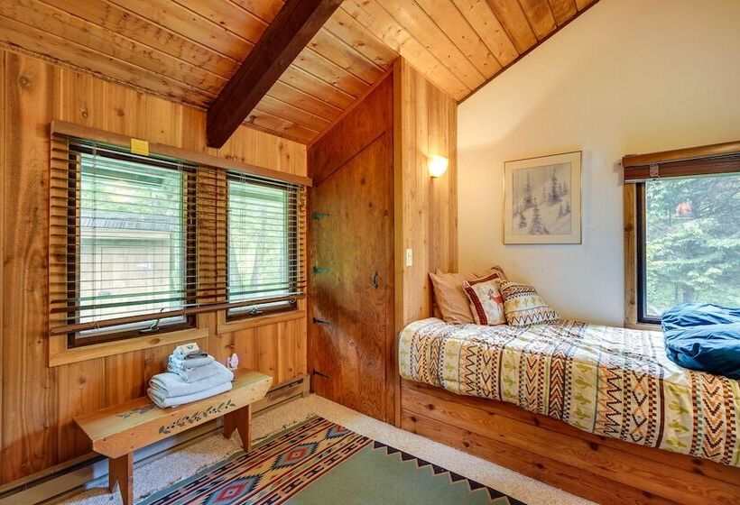 Jamaica Vacation Home W/ Deck: 8 Mi To Skiing!