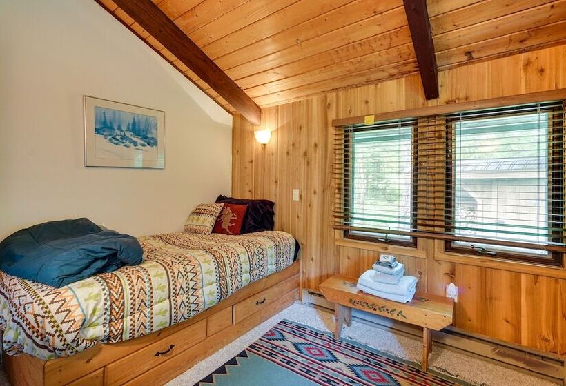 Jamaica Vacation Home W/ Deck: 8 Mi To Skiing!