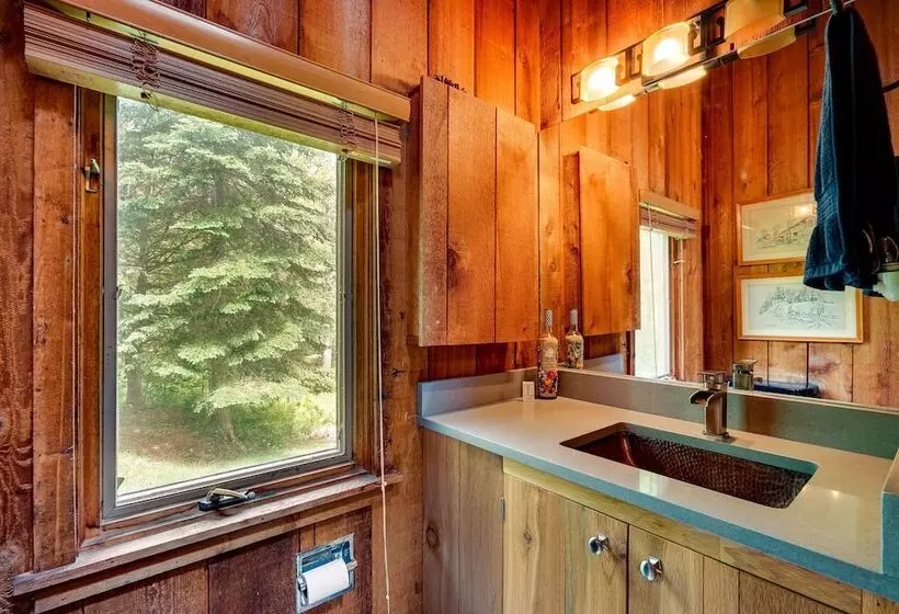 Jamaica Vacation Home W/ Deck: 8 Mi To Skiing!