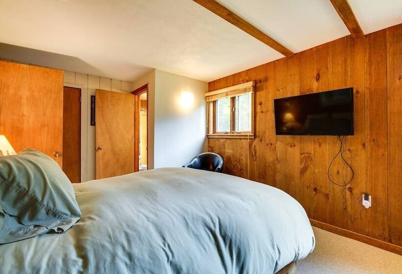 Jamaica Vacation Home W/ Deck: 8 Mi To Skiing!