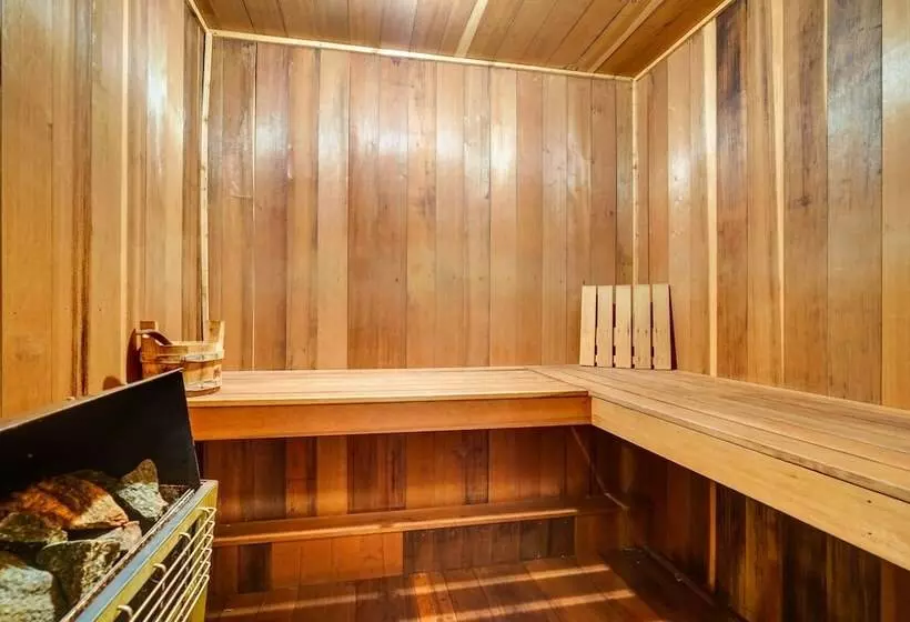 Jamaica Vacation Home W/ Deck: 8 Mi To Skiing!