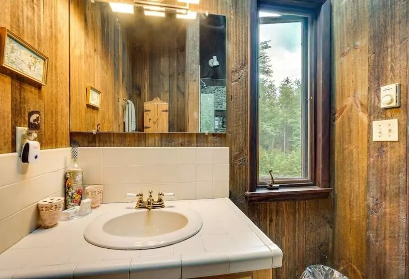 Jamaica Vacation Home W/ Deck: 8 Mi To Skiing!