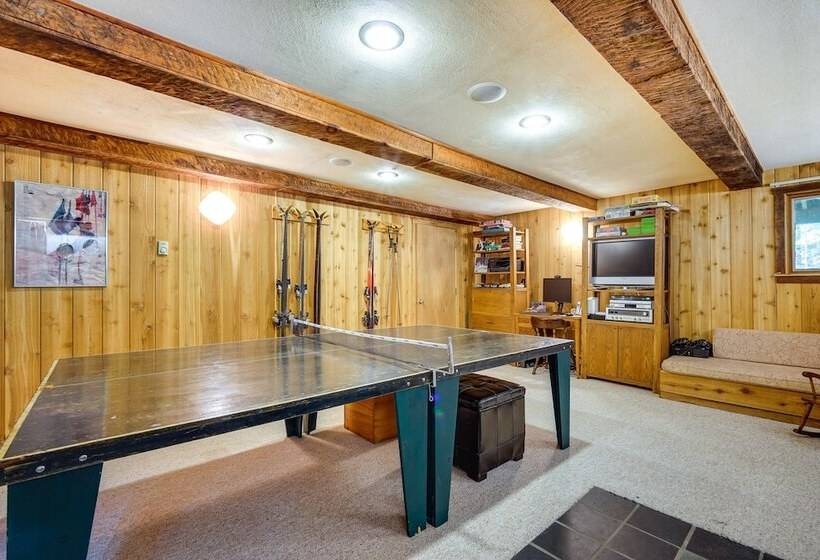 Jamaica Vacation Home W/ Deck: 8 Mi To Skiing!