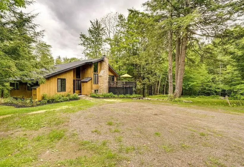 Jamaica Vacation Home W/ Deck: 8 Mi To Skiing!