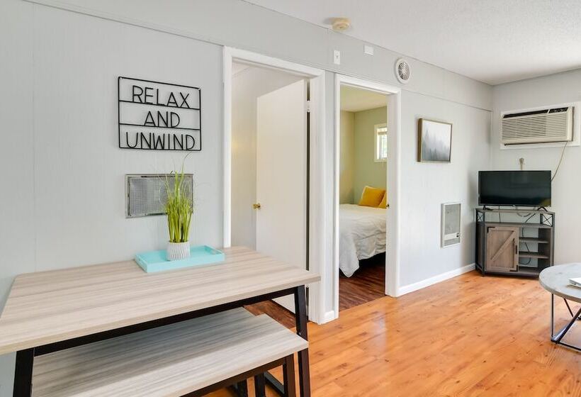 Lakefront Oasis: Boat Slip, Kayaks & Outdoor Pool