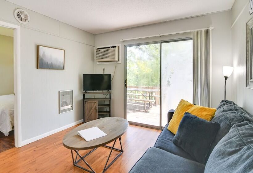 Lakefront Oasis: Boat Slip, Kayaks & Outdoor Pool