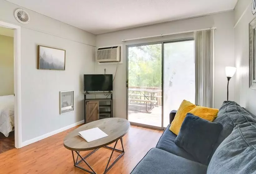 Lakefront Oasis: Boat Slip, Kayaks & Outdoor Pool