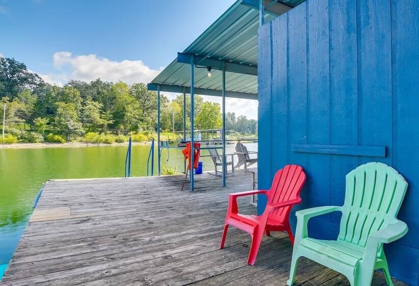 Lakefront Oasis: Boat Slip, Kayaks & Outdoor Pool