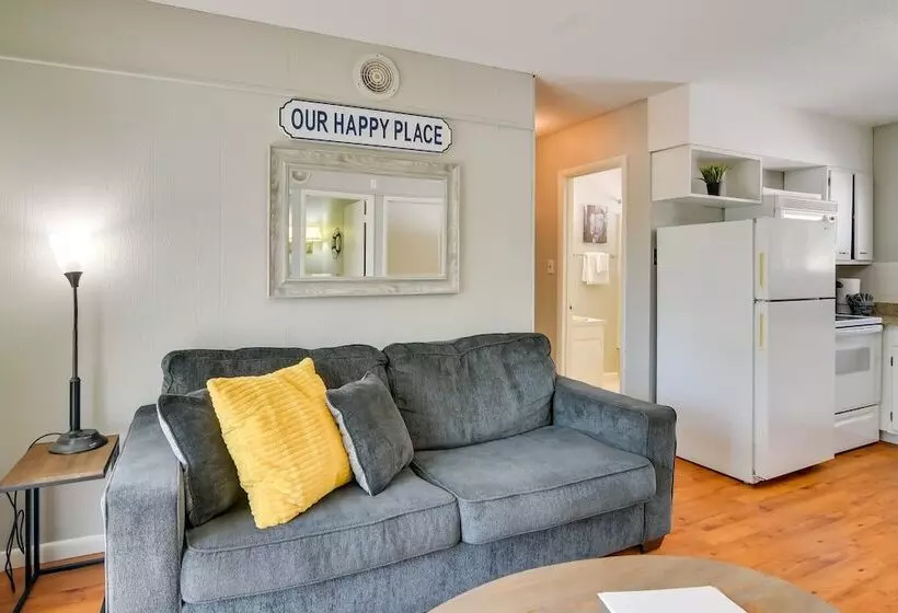 Lakefront Oasis: Boat Slip, Kayaks & Outdoor Pool