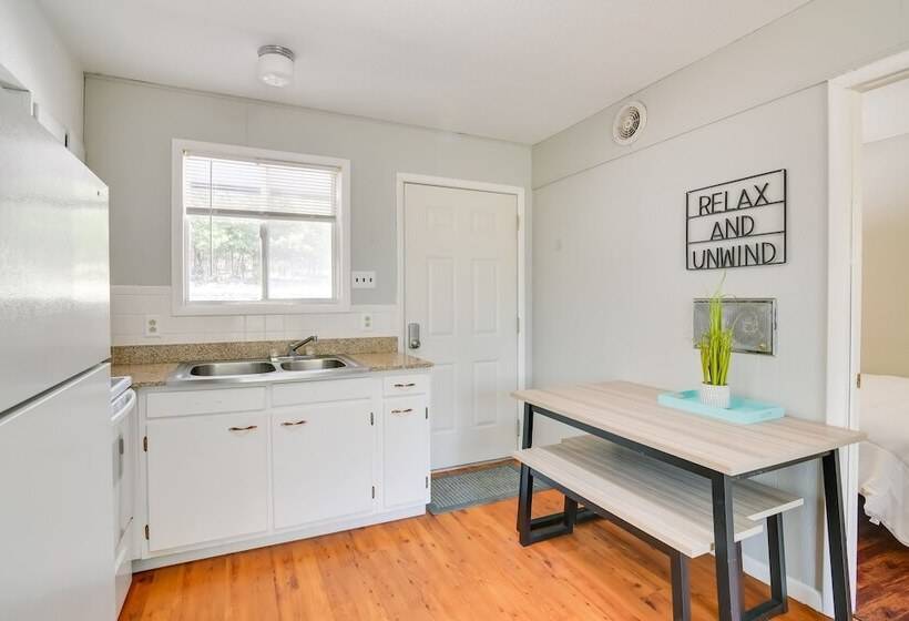 Lakefront Oasis: Boat Slip, Kayaks & Outdoor Pool