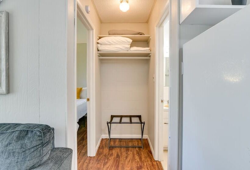 Lakefront Oasis: Boat Slip, Kayaks & Outdoor Pool